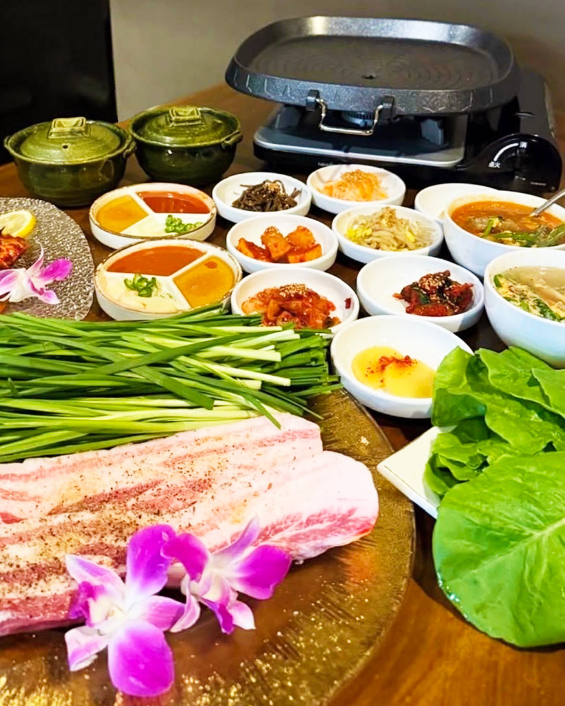 テーブルの上に韓国料理の食材が入った小鉢が並んでいる